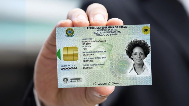 Segurando nova carteira de identidade nacional Brasileira
