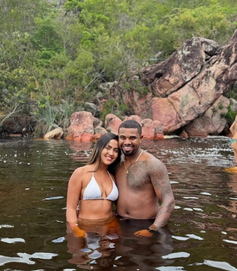 Davi Brito posta foto com a namorada Adriana Paula